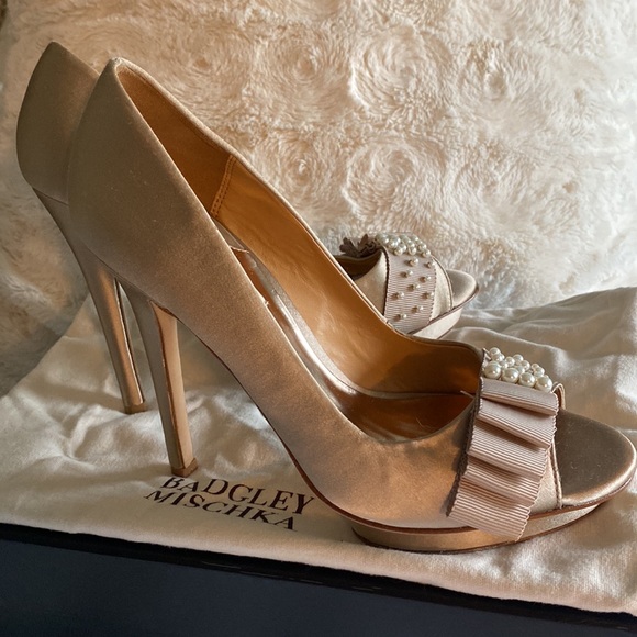 Badgley Mischka Owen Satin Pump Size 7 - Picture 2 of 7